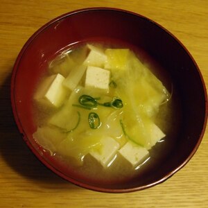 キャベツと豆腐とネギのお味噌汁